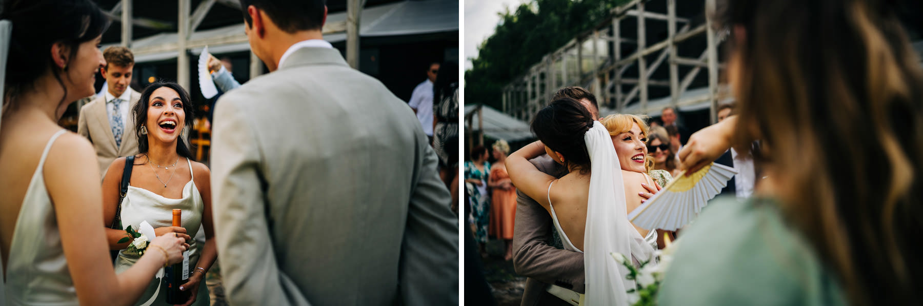 goście podczas ceremonii ślubnej w plenerze