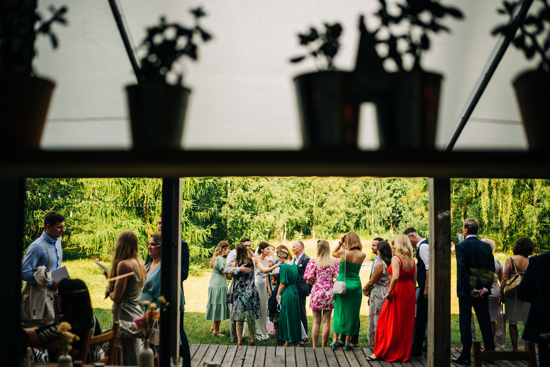 goście podczas ceremonii ślubnej w plenerze