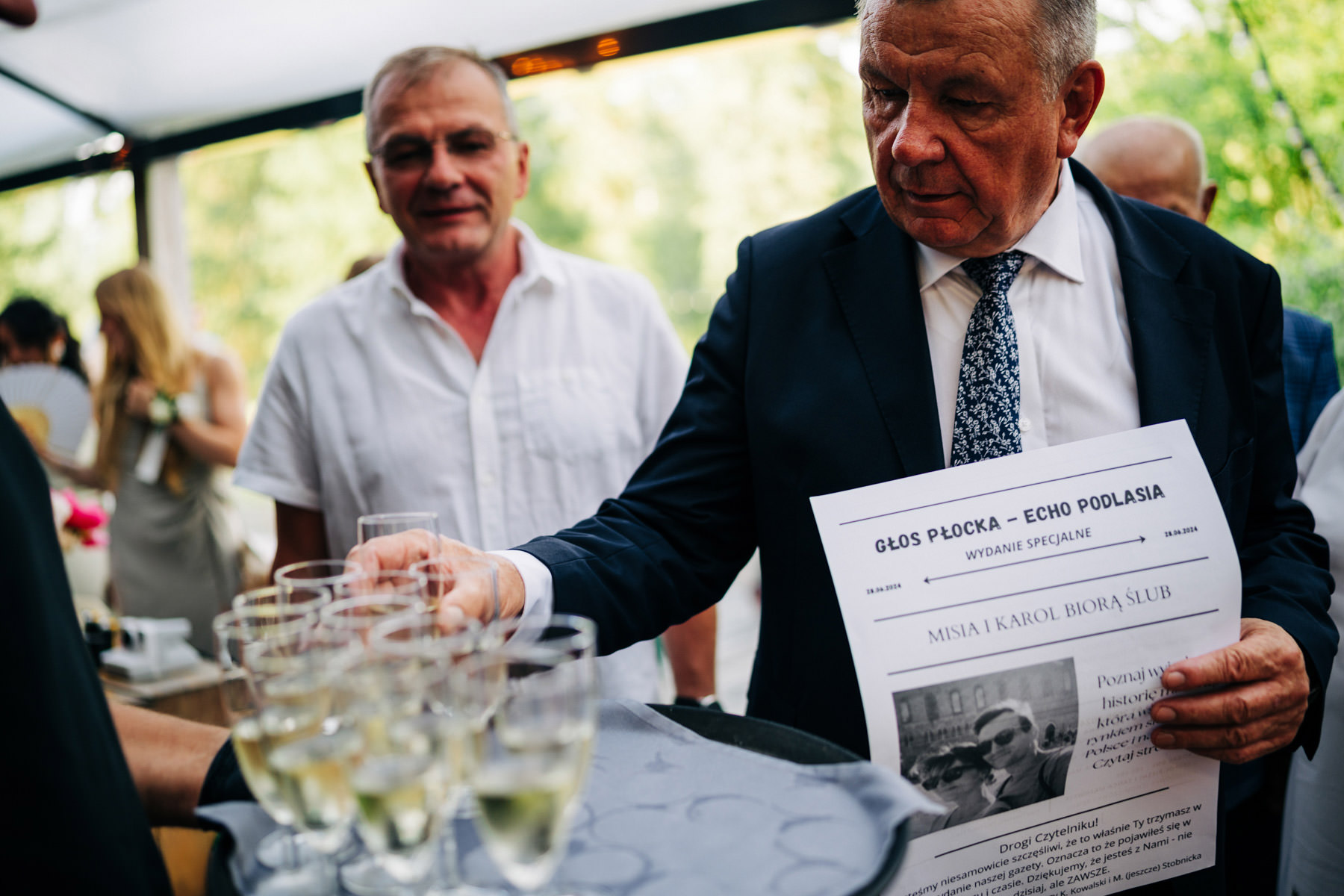 goście podczas ceremonii ślubnej w plenerze