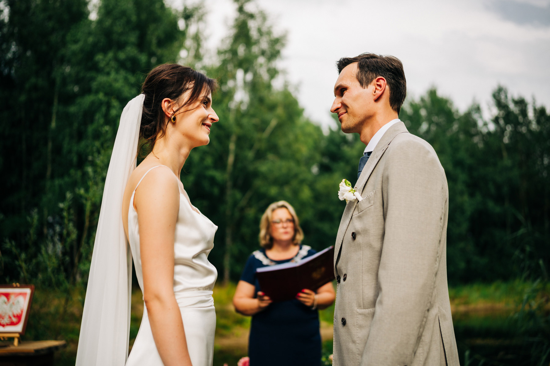 wzruszenie para młoda ceremonia plenerowa