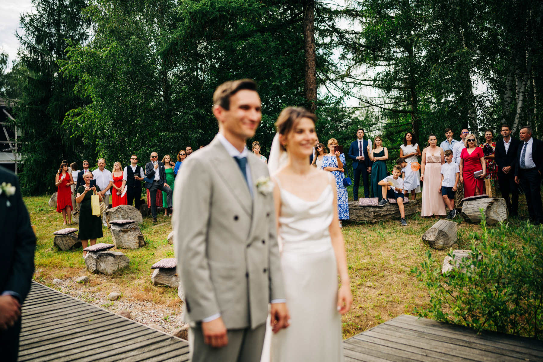 goście podczas ceremonii ślubnej w plenerze