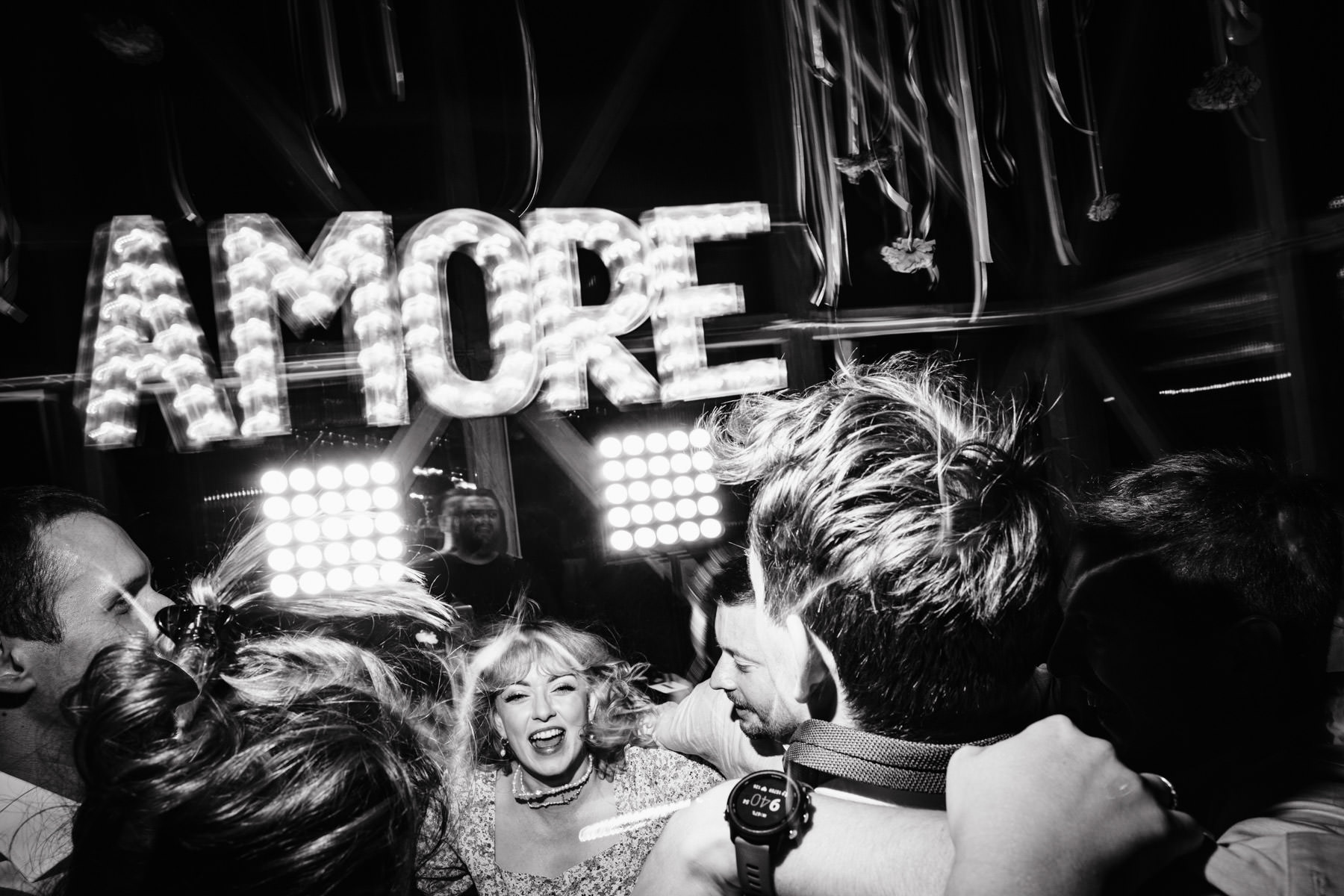 impreza weselna zdjęcia z lampą na parkiecie amore