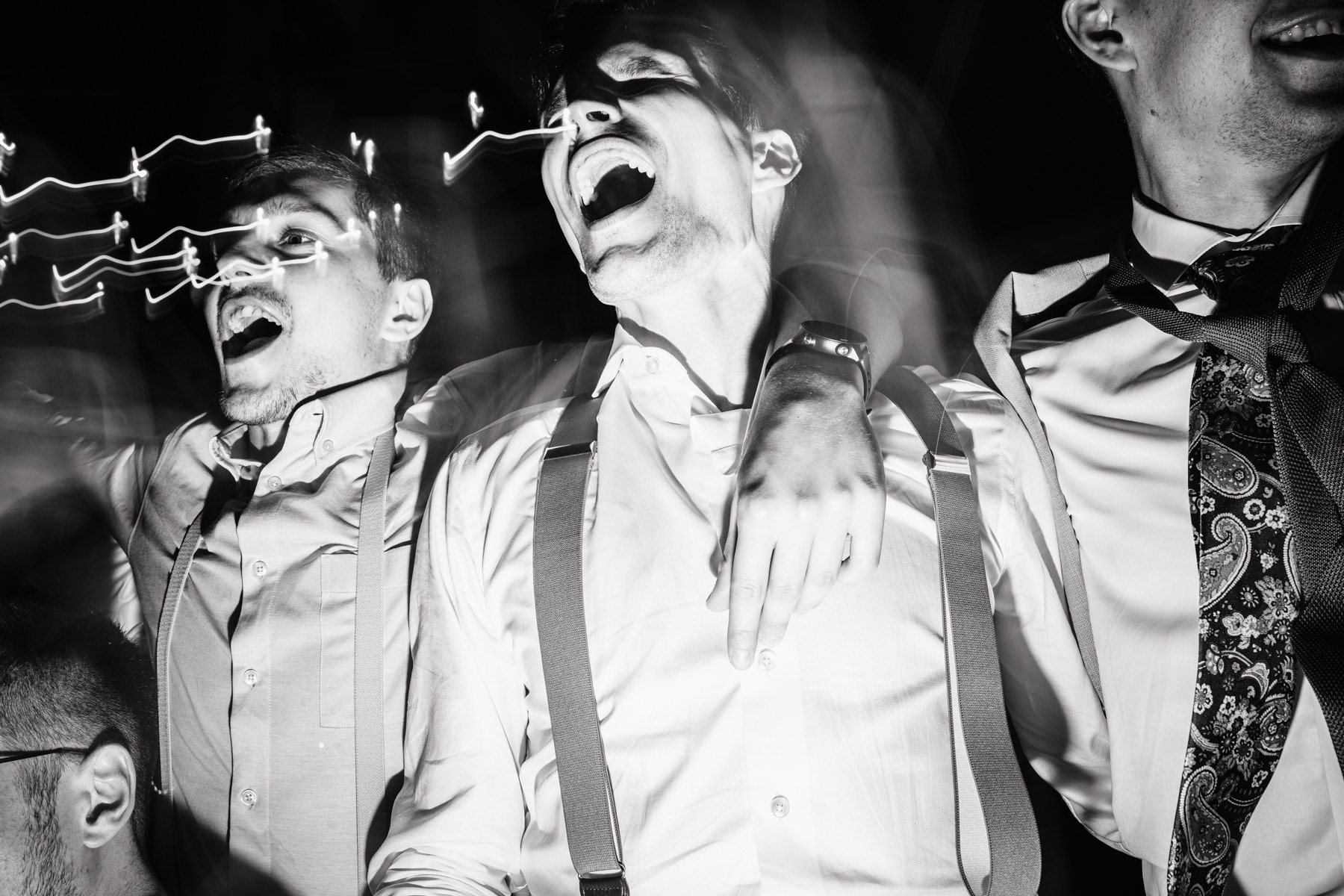 impreza weselna zdjęcia z lampą na parkiecie