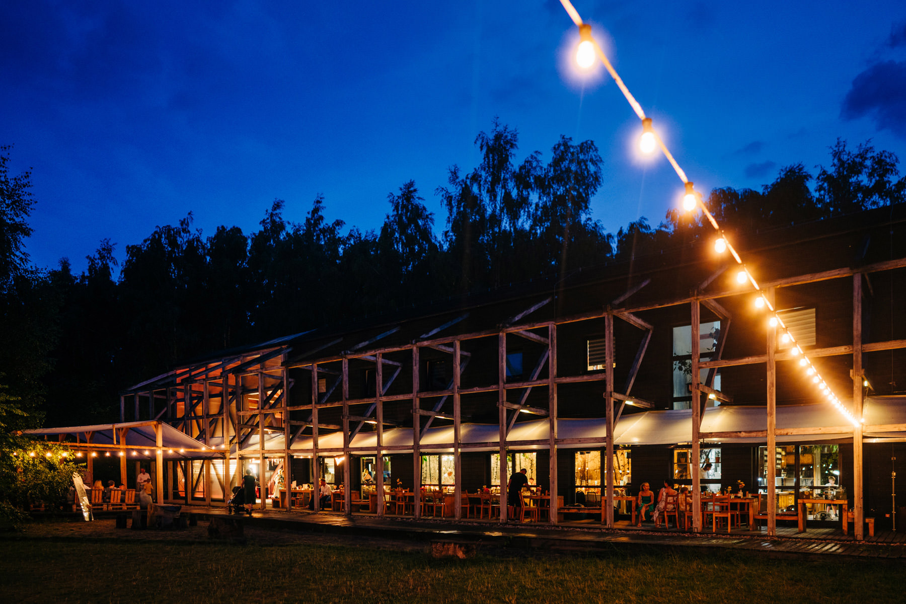 impreza weselna zdjęcia z lampą na parkiecie